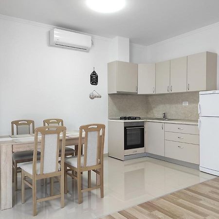 One Bedroom Apartment Gogo With Private Parking Неум Экстерьер фото